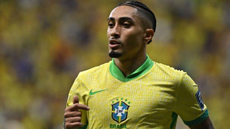 Raphinha se anima com Ancelotti na seleção brasileira: ‘Admiro muito’