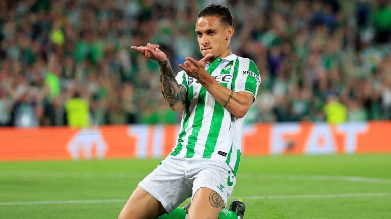 Com golaço de Antony, Betis sai na frente da Fiorentina na semi da Conference League