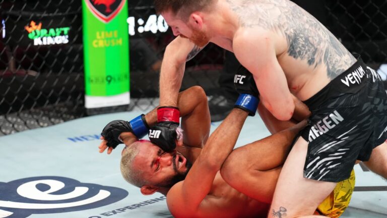 Deiveson destrói joelho, sai carregado e perde no UFC