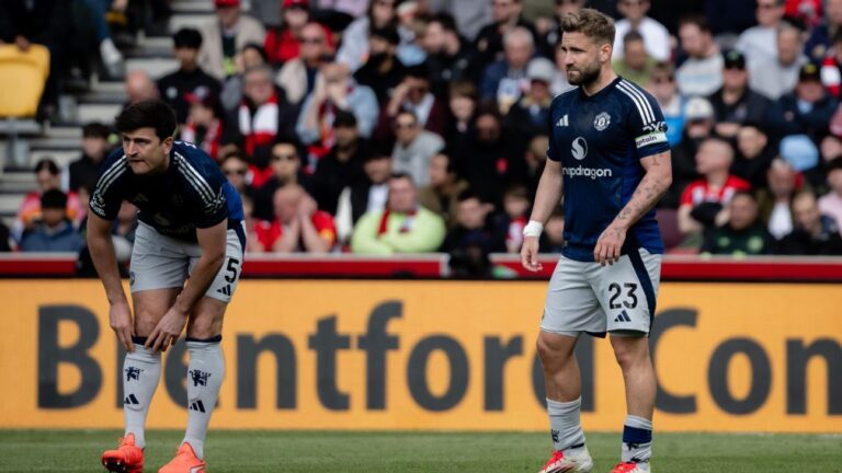 Manchester United leva 4 do Brentford e afunda em crise na Premier League
