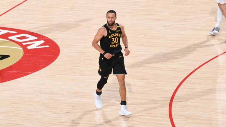 Curry ‘acorda’, e Warriors vencem Rockets no Jogo 7