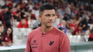 Athletico-PR anuncia demissão do técnico Maurício Barbieri