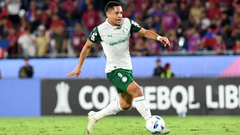 Lucas Evangelista revela o que disse a Vitor Roque após gol perdido em vitória do Palmeiras na Libertadores
