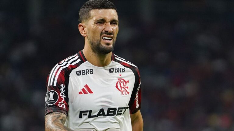 Arrascaeta rebate post sobre ‘clima de crise’ no Flamengo e solta até palavrão