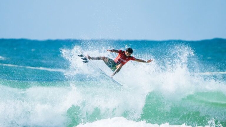 Filipe Toledo vence Julian Wilson e conquista 1º título desde retorno à WSL