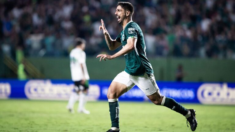 Goiás bate Coritiba e dispara na liderança da Série B do Brasileirão