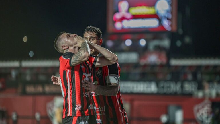 Vitória ‘amassa’ Vasco, vira e empurra rival para Z-4 do Brasileirão