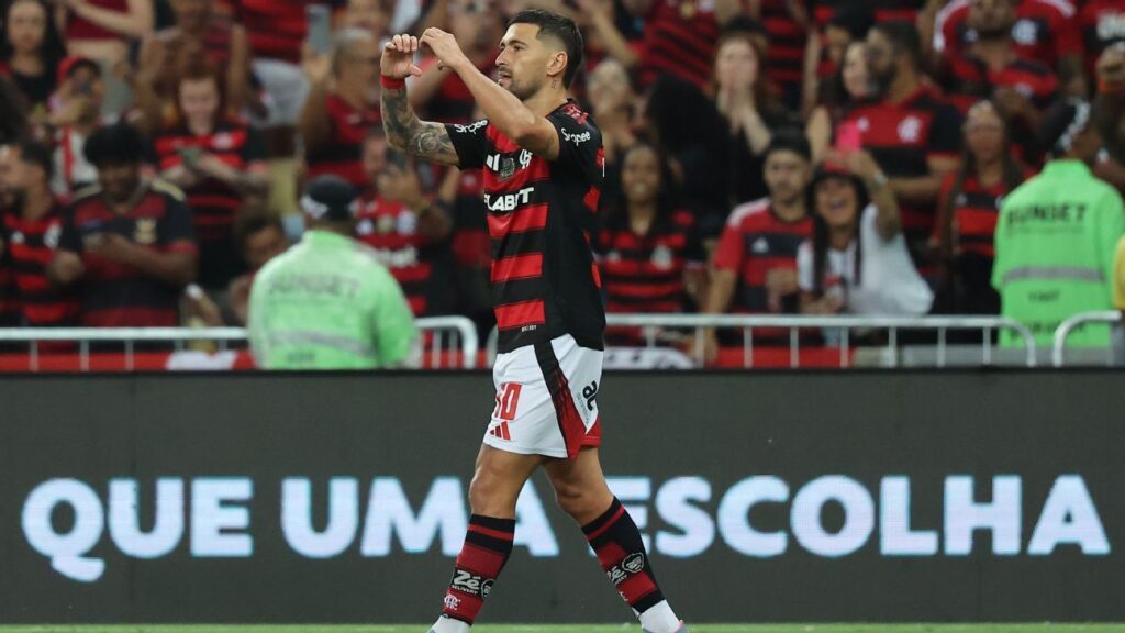 Flamengo vence Bahia e ‘seca’ Palmeiras para seguir líder do Brasileirão