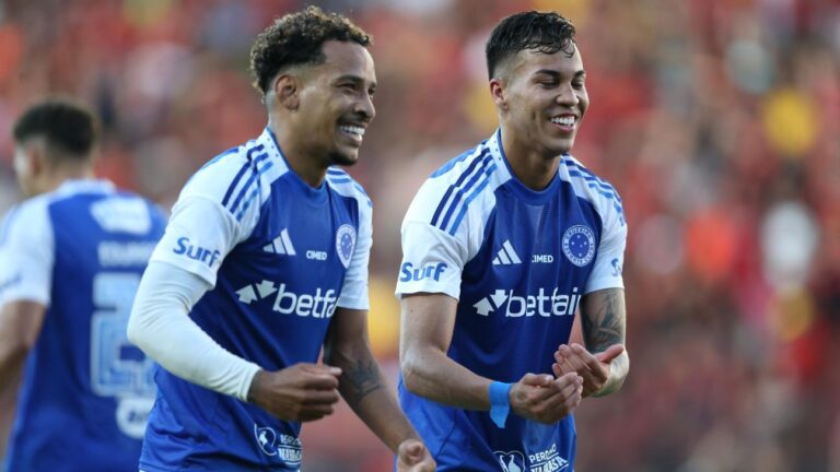 Cruzeiro goleia Sport e segue na cola dos líderes do Brasileirão