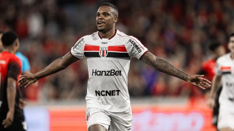 Vice-artilheiro da Série B lembra quase ida à Europa por causa do Corinthians