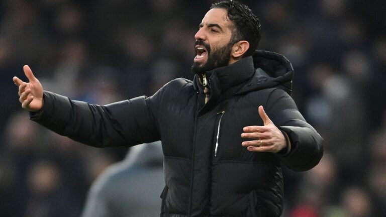 Técnico do United se diz ‘envergonhado’, desabafa e não descarta saída