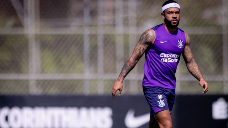 Memphis Depay sofre lesão em treino e desfalca Corinthians