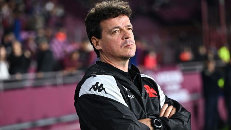 Após derrota em estreia, Diniz faz elogios a elenco do Vasco: ‘Temos time’