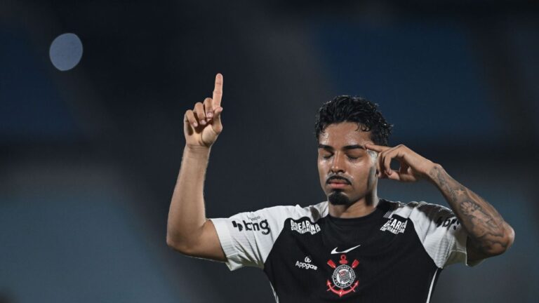 Corinthians vence Racing e segue vivo por classificação na Sul-Americana
