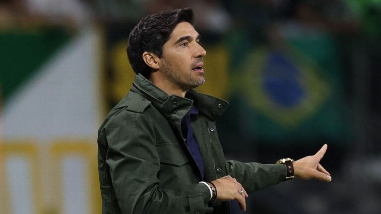 Abel ironiza críticas e tira peso do Palmeiras por liderança da Libertadores