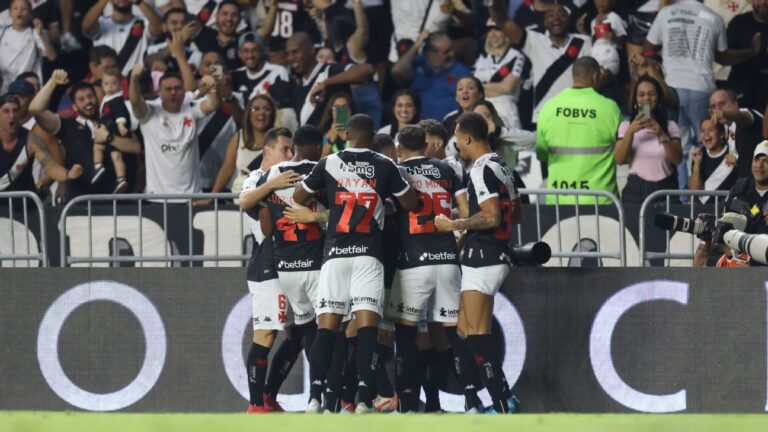 Vasco atropela Fortaleza com dois de Vegetti e deixa Z-4 do Brasileirão