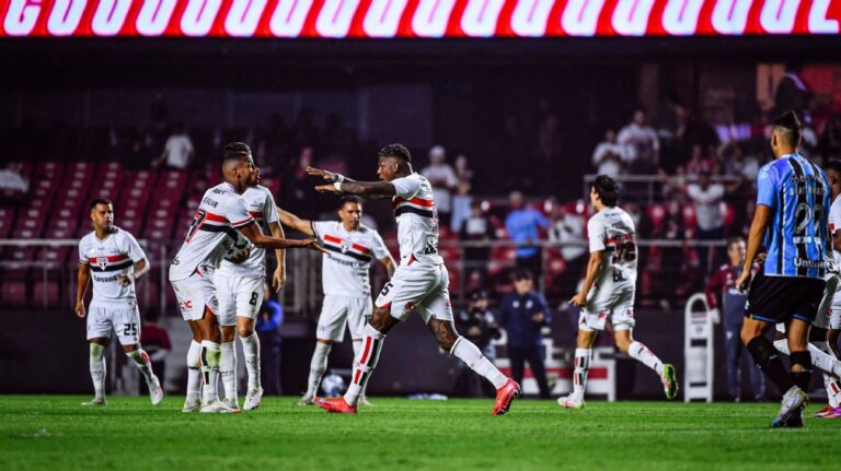 São Paulo joga Grêmio para o Z-4 e volta a vencer no Brasileirão