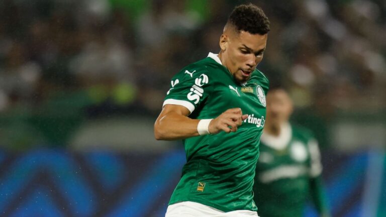 Paulinho faz treino à parte do elenco e é dúvida no Palmeiras