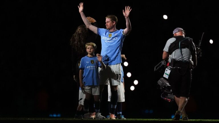 De Bruyne promete retorno em despedida no City e terá estátua no clube