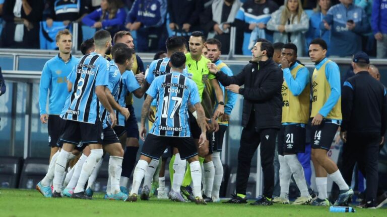 Dirigentes do Grêmio cobram árbitro e são contidos por polícia