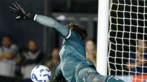 Copa do Brasil: Léo Jardim salva nos pênaltis, e Vasco vai às oitavas