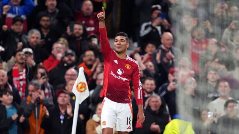 Casemiro ouve recado de lenda do United e se emociona: ‘Uma das temporadas mais vencedoras da minha vida foi essa’