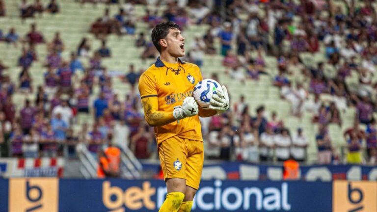 Primo de Tiago Volpi pega dois pênaltis e é herói de ‘zebra’ da Copa do Brasil