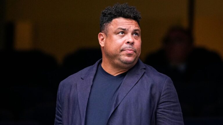 Ronaldo anuncia venda do Valladolid, e torcedores comemoram