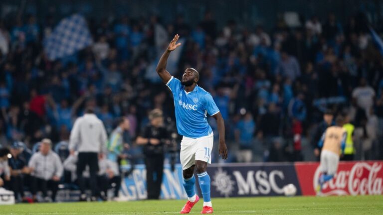 Napoli vence Cagliari em noite de golaços e é campeão italiano