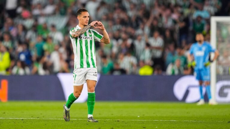 Antony faz golaço e é ovacionado pela torcida do Betis