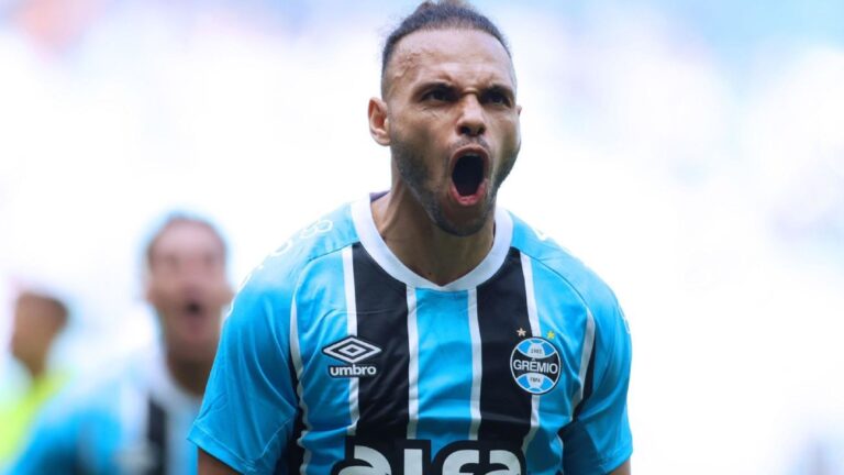 Grêmio bate Bahia com pênalti polêmico e sai do Z4 do Brasileiro