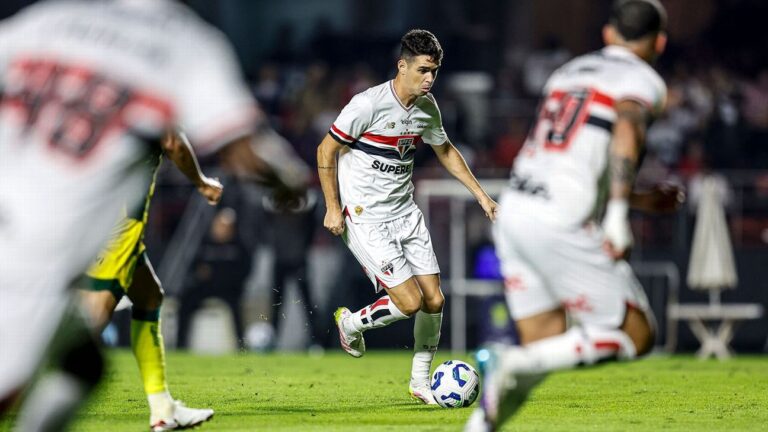 Oscar desfalcará São Paulo contra Talleres na Libertadores
