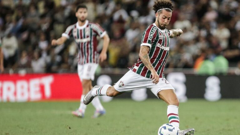 Renato brinca e diz que teria defendido chute de Guga; Diniz responde