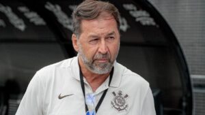 Augusto Melo reconhece derrota e fala em tom de despedida do Corinthians