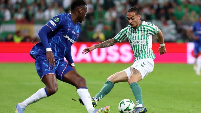 Chelsea goleia Betis de ‘apagado’ Antony e é campeão da Conference League