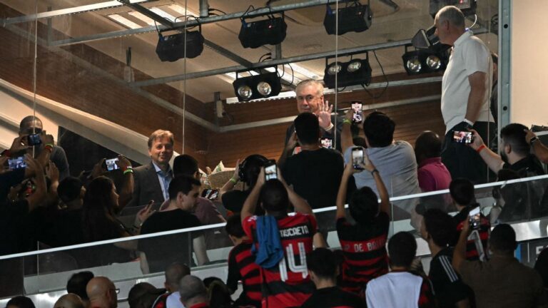 Carlo Ancelotti vai ao Maracanã acompanhar jogo do Flamengo na Libertadores