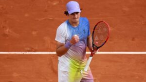 João Fonseca vence dono da casa e se garante na 3ª rodada em Roland Garros