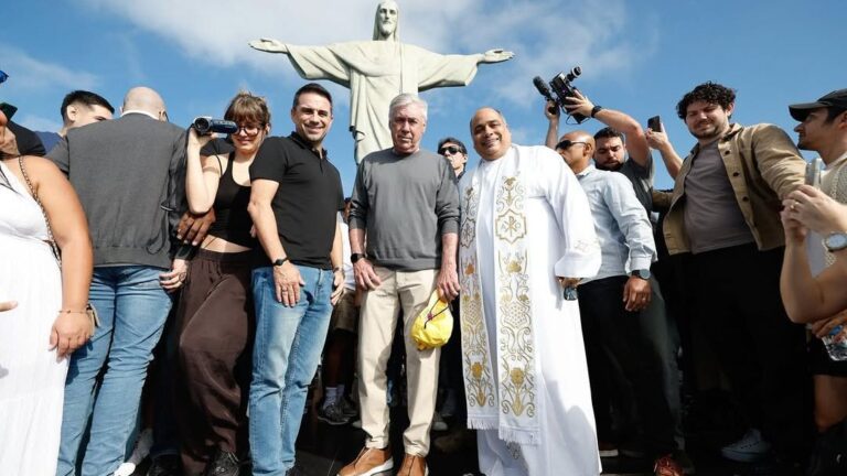 Carlo Ancelotti visita Cristo Redentor pela primeira vez