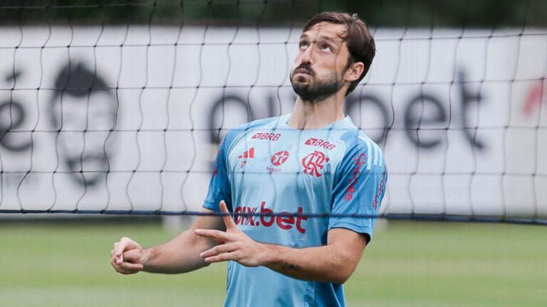 Flamengo relaciona lateral Matías Viña após 10 meses