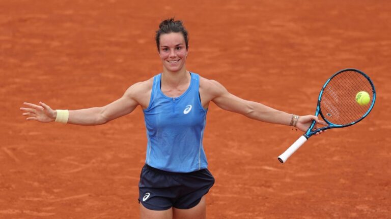 De polêmica a recorde: conheça a única francesa que segue em Roland Garros