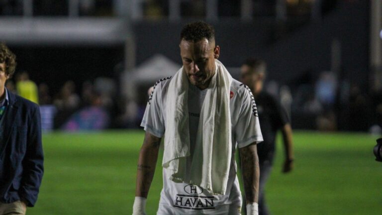 Neymar é diagnosticado com COVID-19 e é afastado das atividades do Santos