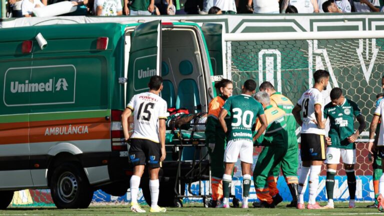 Jogador do Goiás deixa o campo de ambulância após choque de cabeça