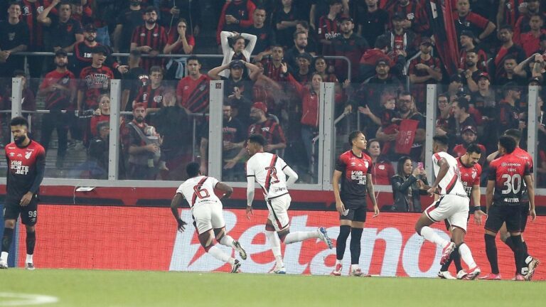 Athletico-PR perde para o Atlético-GO e segue sem embalar na Série B