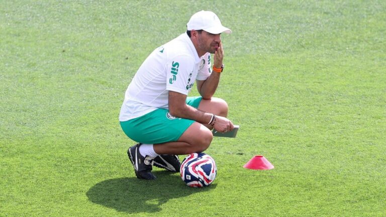 Abel é perguntado sobre ‘contrato vitalício’ com Palmeiras e se emociona
