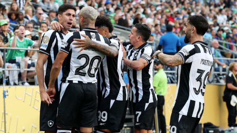Botafogo segura pressão e vence na estreia do Mundial