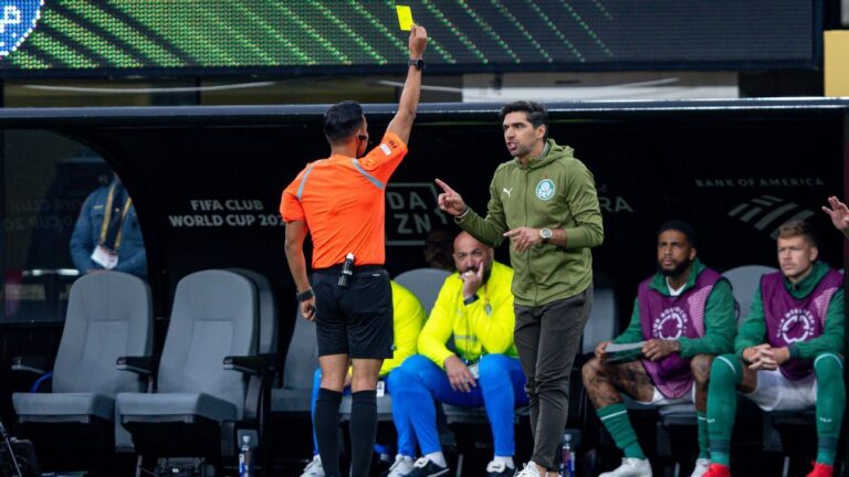 Por que Abel ‘explodiu’ contra arbitragem (e como isso explica 3º lugar em grupo)
