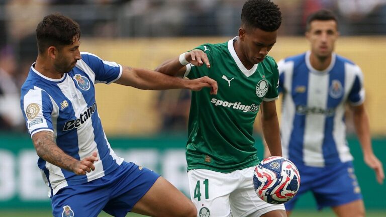 ‘Fenômeno’ Estêvão encanta jornal espanhol em Palmeiras x Porto: ‘Lembra o Messi’