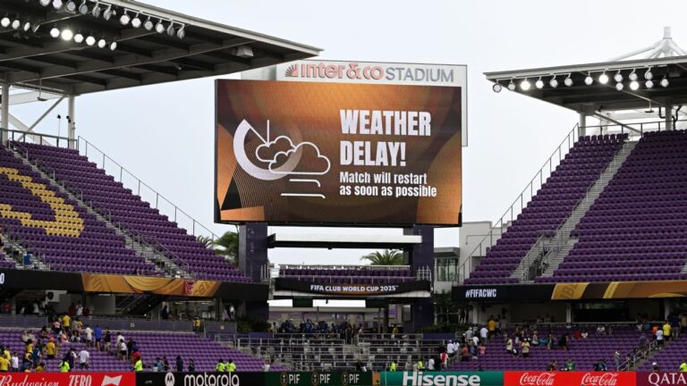 Alerta de tempestade atrasa jogo do Mundial de Clubes