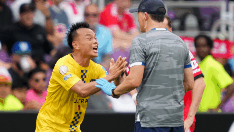 Jogador do Auckland se desespera com equipe técnica ao ser ‘forçado’ a deixar jogo com Benfica