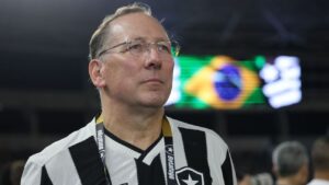 Ex-Lyon detona Textor após rebaixamento na França: ‘Vai fazer o mesmo com o Botafogo’